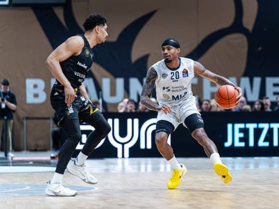 Michael Weathers (MLP Academics Heidelberg, 20) im Zweikampf gegen Adrian Worthy (Basketball Loewen Braunschweig, 00) Basketball Loewen Braunschweig vs. MLP Academics Heidelberg, Basketball, easyCredit Basketball Bundesliga, 18. Spieltag, Saison 2025 2026, 01.02.2026 Basketball Loewen Braunschweig vs. MLP Academics Heidelberg, Basketball, easyCredit Basketball Bundesliga, 18. Spieltag, Saison 2025 2026, 01.02.2026 Braunschweig Copyright: xEibner-Pressefoto DamianxKruczynx EP_DKI