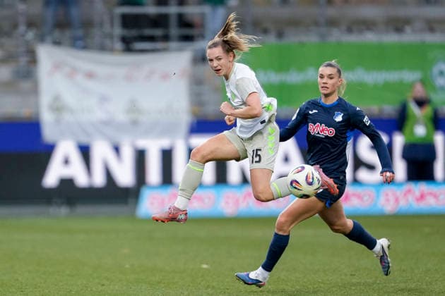 v.li.: Michelle Weiß (Weiss, Werder, 15), Selina Cerci (TSG, 29), Zweikampf, Spielszene, Duell, duel, tackle, tackling, Dynamik, Action, Aktion, 01.02.2026, Sinsheim (Hoffenheim) (Deutschland), Fussball, Google Pixel Frauen-Bundesliga, TSG 1899 Hoffenheim - SV Werder Bremen, DFB DFL REGULATIONS PROHIBIT ANY USE OF PHOTOGRAPHS AS IMAGE SEQUENCES AND OR QUASI-VIDEO.