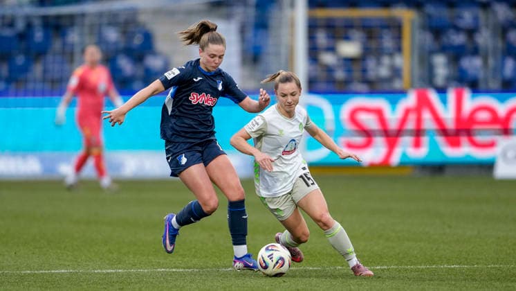 v.li.: Valesca Ampoorter (TSG, 18), Michelle Weiß (Weiss, Werder, 15), Zweikampf, Spielszene, Duell, duel, tackle, tackling, Dynamik, Action, Aktion, 01.02.2026, Sinsheim (Hoffenheim) (Deutschland), Fussball, Google Pixel Frauen-Bundesliga, TSG 1899 Hoffenheim - SV Werder Bremen, DFB DFL REGULATIONS PROHIBIT ANY USE OF PHOTOGRAPHS AS IMAGE SEQUENCES AND OR QUASI-VIDEO.