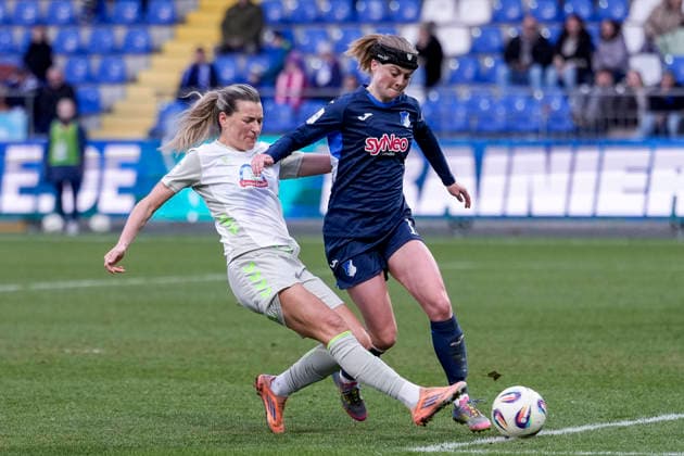 v.li.: Medina Desic (Werder, 9), Wielle Douma (Wianda Ellen Geertruida Douma, TSG, 13), Zweikampf, Spielszene, Duell, duel, tackle, tackling, Dynamik, Action, Aktion, 01.02.2026, Sinsheim (Hoffenheim) (Deutschland), Fussball, Google Pixel Frauen-Bundesliga, TSG 1899 Hoffenheim - SV Werder Bremen, DFB DFL REGULATIONS PROHIBIT ANY USE OF PHOTOGRAPHS AS IMAGE SEQUENCES AND OR QUASI-VIDEO.