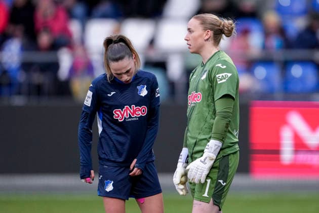 v.li.: Jill Janssens (TSG, 9), Laura Johanna Dick (Torwart, Torhüterin, TSG, 1), Spielerinnen der TSG 1899 Hoffenheim, enttäuscht schauend, Enttäuschung, Frustration, disappointed, pessimistisch, Aktion, Action, Spielszene, 01.02.2026, Sinsheim (Hoffenheim) (Deutschland), Fussball, Google Pixel Frauen-Bundesliga, TSG 1899 Hoffenheim - SV Werder Bremen, DFB DFL REGULATIONS PROHIBIT ANY USE OF PHOTOGRAPHS AS IMAGE SEQUENCES AND OR QUASI-VIDEO.