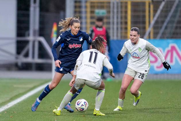 v.li.: Lisann Kaut (TSG, 4), Maja Sternad (Werder, 11), Juliane Wirtz (Werder, 28), Zweikampf, Spielszene, Duell, duel, tackle, tackling, Dynamik, Action, Aktion, 01.02.2026, Sinsheim (Hoffenheim) (Deutschland), Fussball, Google Pixel Frauen-Bundesliga, TSG 1899 Hoffenheim - SV Werder Bremen, DFB DFL REGULATIONS PROHIBIT ANY USE OF PHOTOGRAPHS AS IMAGE SEQUENCES AND OR QUASI-VIDEO.