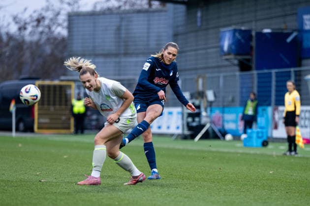 Lisann Kaut (TSG Hoffenheim, 04) im Zweikampf mit Michelle Weiß (Werder Bremen, 15), GER, TSG 1899 Hoffenheim vs SV Werder Bremen, Fussball Google Pixel Frauen Bundesliga, 16. Spieltag, Saison 2025 2026, 01.02.2026 DFB regulations prohibit any use of photographs as image sequences and or quasi-video GER, TSG 1899 Hoffenheim vs SV Werder Bremen, Fussball Google Pixel Frauen Bundesliga, 16. Spieltag, Saison 2025 2026, 01.02.2026 Hoffenheim Copyright: xEibner-Pressefoto Memmlerx EP_MMR