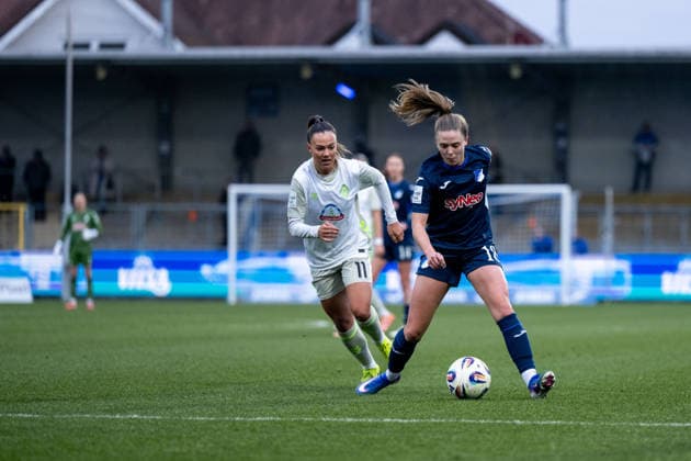 Valesca Ampoorter (TSG Hoffenheim, 18) im Zweikampf mit Maja Sternad (Werder Bremen, 11), GER, TSG 1899 Hoffenheim vs SV Werder Bremen, Fussball Google Pixel Frauen Bundesliga, 16. Spieltag, Saison 2025 2026, 01.02.2026 DFB regulations prohibit any use of photographs as image sequences and or quasi-video GER, TSG 1899 Hoffenheim vs SV Werder Bremen, Fussball Google Pixel Frauen Bundesliga, 16. Spieltag, Saison 2025 2026, 01.02.2026 Hoffenheim Copyright: xEibner-Pressefoto Memmlerx EP_MMR