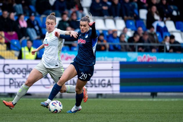 Selina Cerci (TSG Hoffenheim, 29) im Zweikampf mit Michelle Ulbrich (Werder Bremen, 05), GER, TSG 1899 Hoffenheim vs SV Werder Bremen, Fussball Google Pixel Frauen Bundesliga, 16. Spieltag, Saison 2025 2026, 01.02.2026 DFB regulations prohibit any use of photographs as image sequences and or quasi-video GER, TSG 1899 Hoffenheim vs SV Werder Bremen, Fussball Google Pixel Frauen Bundesliga, 16. Spieltag, Saison 2025 2026, 01.02.2026 Hoffenheim Copyright: xEibner-Pressefoto Memmlerx EP_MMR