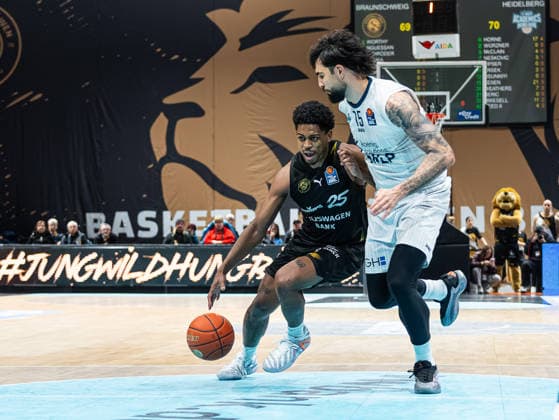 Grant Sherfield (Basketball Loewen Braunschweig, 25) im Zweikampf gegen Marcel Kessen (MLP Academics Heidelberg, 15) Basketball Loewen Braunschweig vs. MLP Academics Heidelberg, Basketball, easyCredit Basketball Bundesliga, 18. Spieltag, Saison 2025 2026, 01.02.2026 Basketball Loewen Braunschweig vs. MLP Academics Heidelberg, Basketball, easyCredit Basketball Bundesliga, 18. Spieltag, Saison 2025 2026, 01.02.2026 Braunschweig Copyright: xEibner-Pressefoto DamianxKruczynx EP_DKI