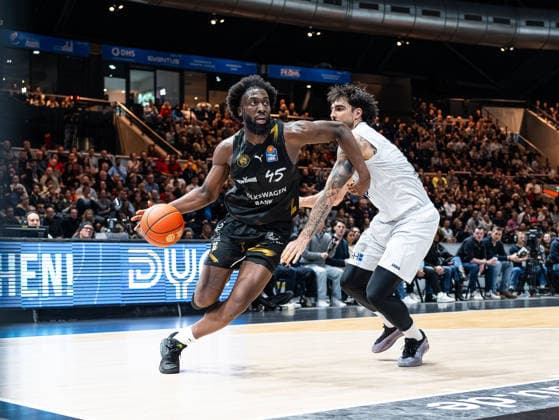 Simi Shittu (Basketball Loewen Braunschweig, 45) im Zweikampf gegen Marcel Kessen (MLP Academics Heidelberg, 15) Basketball Loewen Braunschweig vs. MLP Academics Heidelberg, Basketball, easyCredit Basketball Bundesliga, 18. Spieltag, Saison 2025 2026, 01.02.2026 Basketball Loewen Braunschweig vs. MLP Academics Heidelberg, Basketball, easyCredit Basketball Bundesliga, 18. Spieltag, Saison 2025 2026, 01.02.2026 Braunschweig Copyright: xEibner-Pressefoto DamianxKruczynx EP_DKI