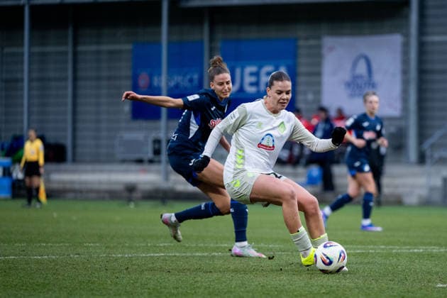 Juliane Wirtz (Werder Bremen, 28) im Zweikampf mit Franziska Harsch (TSG Hoffenheim, 17), GER, TSG 1899 Hoffenheim vs SV Werder Bremen, Fussball Google Pixel Frauen Bundesliga, 16. Spieltag, Saison 2025 2026, 01.02.2026 DFB regulations prohibit any use of photographs as image sequences and or quasi-video GER, TSG 1899 Hoffenheim vs SV Werder Bremen, Fussball Google Pixel Frauen Bundesliga, 16. Spieltag, Saison 2025 2026, 01.02.2026 Hoffenheim Copyright: xEibner-Pressefoto Memmlerx EP_MMR