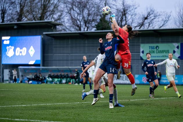 Lisa Doorn (TSG Hoffenheim, 14) im Zweikampf mit Mariella el Sherif (Werder Bremen, 39), GER, TSG 1899 Hoffenheim vs SV Werder Bremen, Fussball Google Pixel Frauen Bundesliga, 16. Spieltag, Saison 2025 2026, 01.02.2026 DFB regulations prohibit any use of photographs as image sequences and or quasi-video GER, TSG 1899 Hoffenheim vs SV Werder Bremen, Fussball Google Pixel Frauen Bundesliga, 16. Spieltag, Saison 2025 2026, 01.02.2026 Hoffenheim Copyright: xEibner-Pressefoto Memmlerx EP_MMR