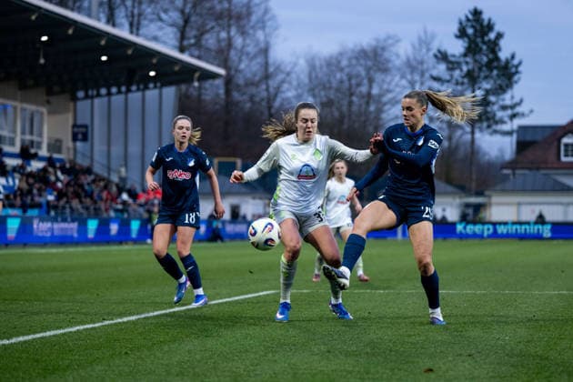 Mara Alber (Werder Bremen, 37) im Zweikampf mit Selina Cerci (TSG Hoffenheim, 29), GER, TSG 1899 Hoffenheim vs SV Werder Bremen, Fussball Google Pixel Frauen Bundesliga, 16. Spieltag, Saison 2025 2026, 01.02.2026 DFB regulations prohibit any use of photographs as image sequences and or quasi-video GER, TSG 1899 Hoffenheim vs SV Werder Bremen, Fussball Google Pixel Frauen Bundesliga, 16. Spieltag, Saison 2025 2026, 01.02.2026 Hoffenheim Copyright: xEibner-Pressefoto Memmlerx EP_MMR