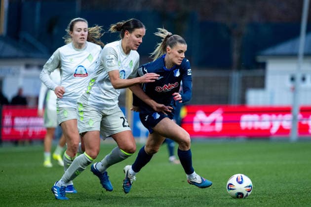 Selina Cerci (TSG Hoffenheim, 29) im Zweikampf mit Hanna Nemeth (Werder Bremen, 23), GER, TSG 1899 Hoffenheim vs SV Werder Bremen, Fussball Google Pixel Frauen Bundesliga, 16. Spieltag, Saison 2025 2026, 01.02.2026 DFB regulations prohibit any use of photographs as image sequences and or quasi-video GER, TSG 1899 Hoffenheim vs SV Werder Bremen, Fussball Google Pixel Frauen Bundesliga, 16. Spieltag, Saison 2025 2026, 01.02.2026 Hoffenheim Copyright: xEibner-Pressefoto Memmlerx EP_MMR