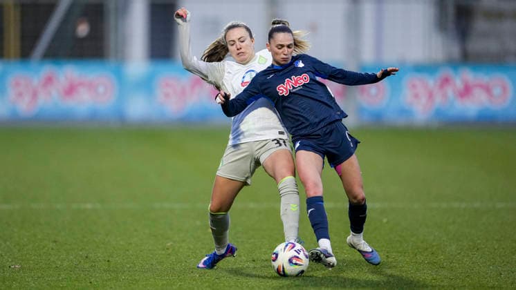 v.li.: Mara Alber (Werder, 37), Jill Janssens (TSG, 9), Zweikampf, Spielszene, Duell, duel, tackle, tackling, Dynamik, Action, Aktion, 01.02.2026, Sinsheim (Hoffenheim) (Deutschland), Fussball, Google Pixel Frauen-Bundesliga, TSG 1899 Hoffenheim - SV Werder Bremen, DFB DFL REGULATIONS PROHIBIT ANY USE OF PHOTOGRAPHS AS IMAGE SEQUENCES AND OR QUASI-VIDEO.