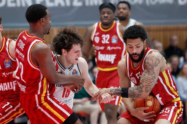 v. l. n. r.: Johnathan Stove (Fitness First Wuerzburg Baskets, 22), Adrian Petkovic (Bamberg Baskets, 15) and David Muenkat (Fitness First Wuerzburg Baskets, 55), 01.02.2026, Basketball, BBL, Fitness First Wuerzburg Baskets vs. BMA365 Bamberg Baskets, GER, Wuerzburg, Tectake Arena. Copyright: HMBxMedia xHeikoxBecker