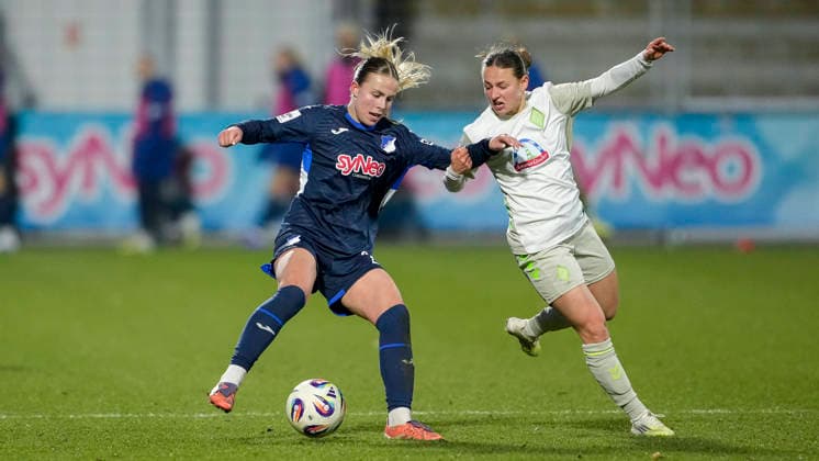 v.li.: Laura Gloning (TSG, 20), Chiara D Angelo (Werder, 2), Zweikampf, Spielszene, Duell, duel, tackle, tackling, Dynamik, Action, Aktion, 01.02.2026, Sinsheim (Hoffenheim) (Deutschland), Fussball, Google Pixel Frauen-Bundesliga, TSG 1899 Hoffenheim - SV Werder Bremen, DFB DFL REGULATIONS PROHIBIT ANY USE OF PHOTOGRAPHS AS IMAGE SEQUENCES AND OR QUASI-VIDEO.
