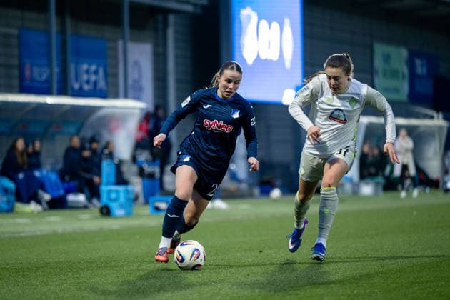 Laura Gloning (TSG Hoffenheim, 20) im Zweikampf mit Mara Alber (Werder Bremen, 37), GER, TSG 1899 Hoffenheim vs SV Werder Bremen, Fussball Google Pixel Frauen Bundesliga, 16. Spieltag, Saison 2025 2026, 01.02.2026 DFB regulations prohibit any use of photographs as image sequences and or quasi-video GER, TSG 1899 Hoffenheim vs SV Werder Bremen, Fussball Google Pixel Frauen Bundesliga, 16. Spieltag, Saison 2025 2026, 01.02.2026 Hoffenheim Copyright: xEibner-Pressefoto Memmlerx EP_MMR