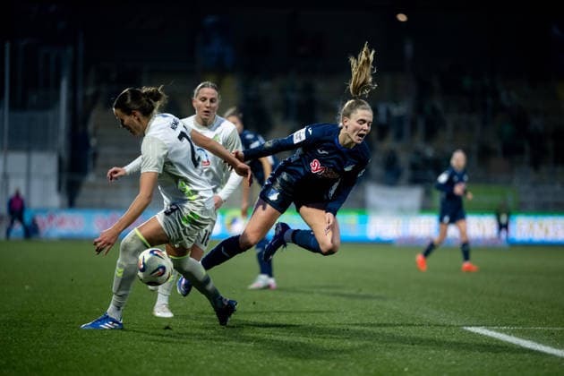 Valesca Ampoorter (TSG Hoffenheim, 18) im Zweikampf mit Hanna Nemeth (Werder Bremen, 23), GER, TSG 1899 Hoffenheim vs SV Werder Bremen, Fussball Google Pixel Frauen Bundesliga, 16. Spieltag, Saison 2025 2026, 01.02.2026 DFB regulations prohibit any use of photographs as image sequences and or quasi-video GER, TSG 1899 Hoffenheim vs SV Werder Bremen, Fussball Google Pixel Frauen Bundesliga, 16. Spieltag, Saison 2025 2026, 01.02.2026 Hoffenheim Copyright: xEibner-Pressefoto Memmlerx EP_MMR