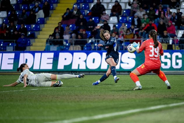 Valesca Ampoorter (TSG Hoffenheim, 18) vergibt die Torchance im Zweikampf mit Mariella el Sherif (Werder Bremen, 39), GER, TSG 1899 Hoffenheim vs SV Werder Bremen, Fussball Google Pixel Frauen Bundesliga, 16. Spieltag, Saison 2025 2026, 01.02.2026 DFB regulations prohibit any use of photographs as image sequences and or quasi-video GER, TSG 1899 Hoffenheim vs SV Werder Bremen, Fussball Google Pixel Frauen Bundesliga, 16. Spieltag, Saison 2025 2026, 01.02.2026 Hoffenheim Copyright: xEibner-Pressefoto Memmlerx EP_MMR