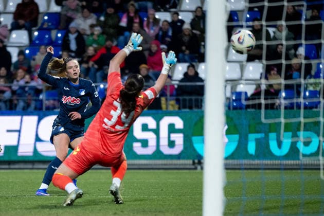 Valesca Ampoorter (TSG Hoffenheim, 18) vergibt die Torchance im Zweikampf mit Mariella el Sherif (Werder Bremen, 39), GER, TSG 1899 Hoffenheim vs SV Werder Bremen, Fussball Google Pixel Frauen Bundesliga, 16. Spieltag, Saison 2025 2026, 01.02.2026 DFB regulations prohibit any use of photographs as image sequences and or quasi-video GER, TSG 1899 Hoffenheim vs SV Werder Bremen, Fussball Google Pixel Frauen Bundesliga, 16. Spieltag, Saison 2025 2026, 01.02.2026 Hoffenheim Copyright: xEibner-Pressefoto Memmlerx EP_MMR
