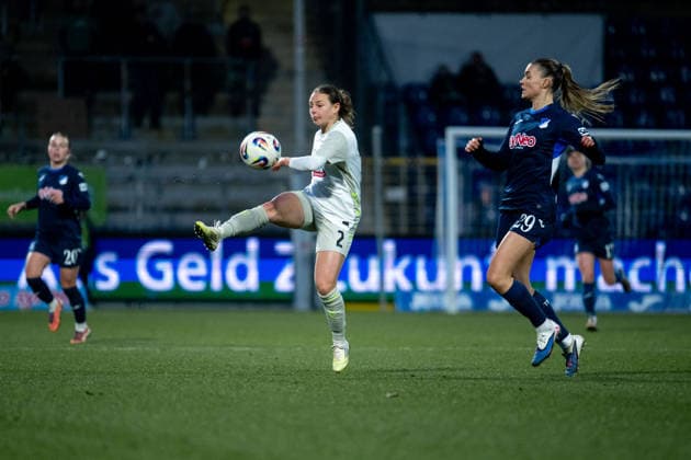 Chiara d Angelo (Werder Bremen, 02) im Zweikampf mit Selina Cerci (TSG Hoffenheim, 29), GER, TSG 1899 Hoffenheim vs SV Werder Bremen, Fussball Google Pixel Frauen Bundesliga, 16. Spieltag, Saison 2025 2026, 01.02.2026 DFB regulations prohibit any use of photographs as image sequences and or quasi-video GER, TSG 1899 Hoffenheim vs SV Werder Bremen, Fussball Google Pixel Frauen Bundesliga, 16. Spieltag, Saison 2025 2026, 01.02.2026 Hoffenheim Copyright: xEibner-Pressefoto Memmlerx EP_MMR