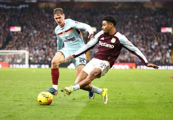 Yehor Yarmolyuk of Brentford and Ian Maatsen of Aston Villa Aston Villa v Brentford, Premier League, Football, Villa Park, Birmingham, UK - 01 Feb 2026Birmingham Villa Park United Kingdom EDITORIAL USE ONLY No use with unauthorised audio, video, data, fixture lists, club league logos or live services. Online in-match use limited to 120 images, no video emulation. No use in betting, games or single club league player publications. Copyright: xRyanxBrowne Shutterstockx 16496858eb