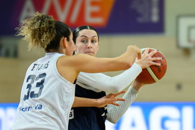 Summah Evans (Freiburg, 33), Katelyn Shumate (Lions, 14), Syntainics MBC vs. Eisvoegel USC Freiburg, Frauen, Basketball, 1. Bundesliga, DBBL, Hauptrunde, 17. Spieltag, Saison 2025 26, 01.02.2026. Halle SWH Arena Sachsen-Anhalt Deutschland