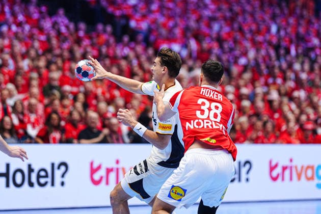 Julian Koester (Deutschland, 18), Mads Hoxer (Daenemark, 38) DEN, Daenemark vs. Deutschland, Handball, EHF Europameisterschaft 2026, Finale, 01.02.2026 DEN, Daenemark vs. Deutschland, Handball, EHF Europameisterschaft 2026, Finale, 01.02.2026 Herning Copyright: xEibner-Pressefoto MarcelxvonxFehrnx EP_MFN