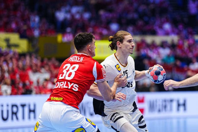 Mads Hoxer (Daenemark, 38), Juri Knorr (Deutschland, 15) DEN, Daenemark vs. Deutschland, Handball, EHF Europameisterschaft 2026, Finale, 01.02.2026 DEN, Daenemark vs. Deutschland, Handball, EHF Europameisterschaft 2026, Finale, 01.02.2026 Herning Copyright: xEibner-Pressefoto MarcelxvonxFehrnx EP_MFN