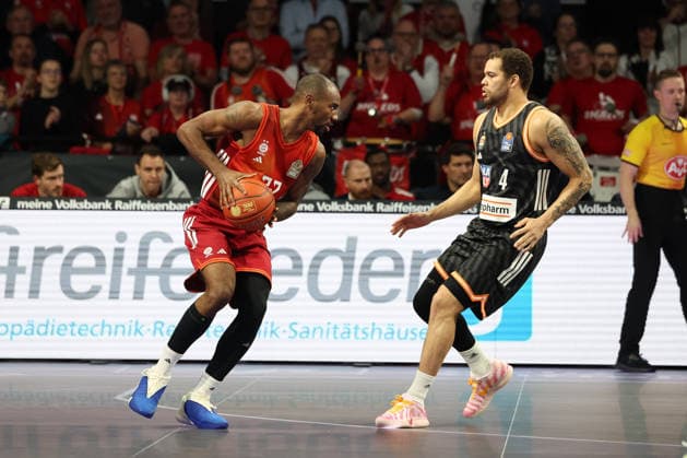 Isiaha Mike (FC Bayern Basketball, 22) mit Christinan Sengfelder (ratiopharm Ulm, 43), GER, FC Bayern Basketball vs. ratiopharm Ulm, Basketball, easycredit Basketball Bundesliga, 18. Spieltag, Saison 2025 2026, 01.02.2026, GER, FC Bayern Basketball vs. ratiopharm Ulm, Basketball, easycredit Basketball Bundesliga, 18. Spieltag, Saison 2025 2026, 01.02.2026 Muenchen Copyright: xEibner-Pressefoto JennixMaulx EP_JML