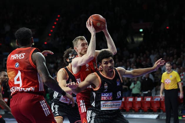 Niels Giffey (FC Bayern Basketball, 05) mit Mark Smith (ratiopharm Ulm, 13) und Alec Anigbata (ratiopharm Ulm, 21), mit Xavier Rathan-Mayes (FC Bayern Basketball, 04), GER, FC Bayern Basketball vs. ratiopharm Ulm, Basketball, easycredit Basketball Bundesliga, 18. Spieltag, Saison 2025 2026, 01.02.2026, GER, FC Bayern Basketball vs. ratiopharm Ulm, Basketball, easycredit Basketball Bundesliga, 18. Spieltag, Saison 2025 2026, 01.02.2026 Muenchen Copyright: xEibner-Pressefoto JennixMaulx EP_JML