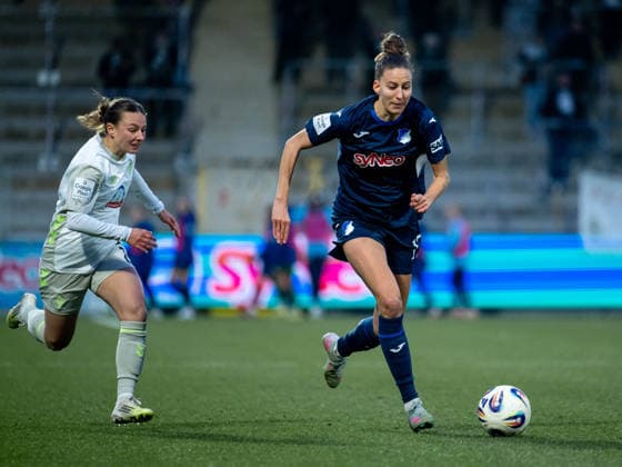Franziska Harsch (TSG Hoffenheim, 17) am Ball vor Chiara d Angelo (Werder Bremen, 02), GER, TSG 1899 Hoffenheim vs SV Werder Bremen, Fussball Google Pixel Frauen Bundesliga, 16. Spieltag, Saison 2025 2026, 01.02.2026 DFB regulations prohibit any use of photographs as image sequences and or quasi-video GER, TSG 1899 Hoffenheim vs SV Werder Bremen, Fussball Google Pixel Frauen Bundesliga, 16. Spieltag, Saison 2025 2026, 01.02.2026 Hoffenheim Copyright: xEibner-Pressefoto Memmlerx EP_MMR