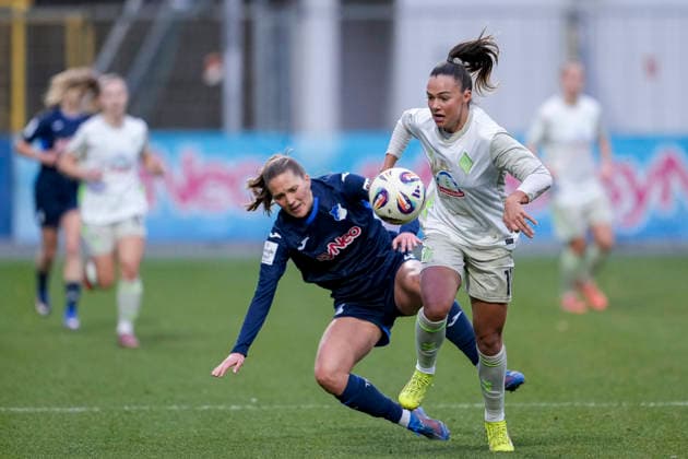v.li.: Lisann Kaut (TSG, 4), Maja Sternad (Werder, 11), Zweikampf, Spielszene, Duell, duel, tackle, tackling, Dynamik, Action, Aktion, 01.02.2026, Sinsheim (Hoffenheim) (Deutschland), Fussball, Google Pixel Frauen-Bundesliga, TSG 1899 Hoffenheim - SV Werder Bremen, DFB DFL REGULATIONS PROHIBIT ANY USE OF PHOTOGRAPHS AS IMAGE SEQUENCES AND OR QUASI-VIDEO.