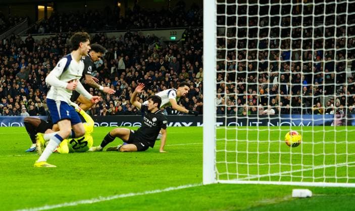 Dominic Solanke of Tottenham Hotspur scores a goal to make it 1-2 Tottenham Hotspur v Manchester City, Premier League, Football, Tottenham Hotspur Stadium, London, UK - 01 Feb 2026London Tottenham Hotspur Stadium United Kingdom EDITORIAL USE ONLY No use with unauthorised audio, video, data, fixture lists, club league logos or live services. Online in-match use limited to 120 images, no video emulation. No use in betting, games or single club league player publications. Copyright: xJavierxGarcia Shutterstockx 16496864z