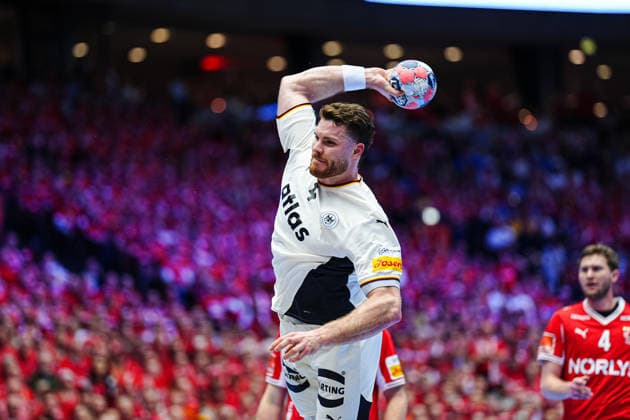 Wurf Tor Johannes Golla (Deutschland, 04) DEN, Daenemark vs. Deutschland, Handball, EHF Europameisterschaft 2026, Finale, 01.02.2026 DEN, Daenemark vs. Deutschland, Handball, EHF Europameisterschaft 2026, Finale, 01.02.2026 Herning Copyright: xEibner-Pressefoto MarcelxvonxFehrnx EP_MFN