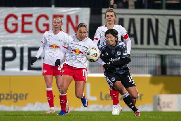 GER, Leipzig, Fußball, Google Pixel Frauen Bundesliga, 16. Spieltag, RB Leipzig vs. Eintracht Frankfurt im Bild v.l.: Gina Chmielinski (RB Leipzig 10), Remina Chiba (Eintracht Frankfurt 15), Zweikampf, 01.02.2025, RB Leipzig Training Akademie Cottaweg Leipzig DFB REGULATIONS PROHIBIT ANY USE OF PHOTOGRAPHS AS IMAGE SEQUENCES AND OR QUASI-VIDEO, Copyright: HMBxMedia PaulxFritz