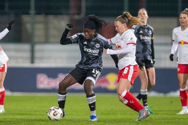 GER, Leipzig, Fußball, Google Pixel Frauen Bundesliga, 16. Spieltag, RB Leipzig vs. Eintracht Frankfurt im Bild v.l.: Nicole Anyomi (Eintracht Frankfurt 19), Annabel Schasching (RB Leipzig 16), Zweikampf, 01.02.2025, RB Leipzig Training Akademie Cottaweg Leipzig DFB REGULATIONS PROHIBIT ANY USE OF PHOTOGRAPHS AS IMAGE SEQUENCES AND OR QUASI-VIDEO, Copyright: HMBxMedia PaulxFritz