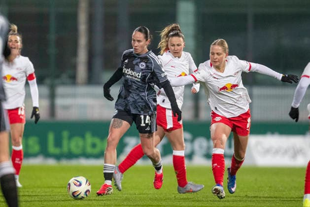 GER, Leipzig, Fußball, Google Pixel Frauen Bundesliga, 16. Spieltag, RB Leipzig vs. Eintracht Frankfurt im Bild v.l.: Geraldine Reuteler (Eintracht Frankfurt 14), Emilia Kiaer Asgeirsdottir (RB Leipzig 08), Zweikampf, 01.02.2025, RB Leipzig Training Akademie Cottaweg Leipzig DFB REGULATIONS PROHIBIT ANY USE OF PHOTOGRAPHS AS IMAGE SEQUENCES AND OR QUASI-VIDEO, Copyright: HMBxMedia PaulxFritz