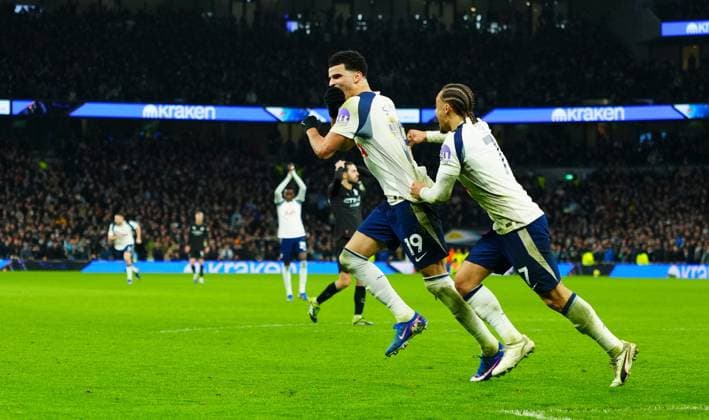Dominic Solanke of Tottenham Hotspur celebrates scoring a goal after making it 2-2 Tottenham Hotspur v Manchester City, Premier League, Football, Tottenham Hotspur Stadium, London, UK - 01 Feb 2026London Tottenham Hotspur Stadium United Kingdom EDITORIAL USE ONLY No use with unauthorised audio, video, data, fixture lists, club league logos or live services. Online in-match use limited to 120 images, no video emulation. No use in betting, games or single club league player publications. Copyright: xJavierxGarcia Shutterstockx 16496864ah