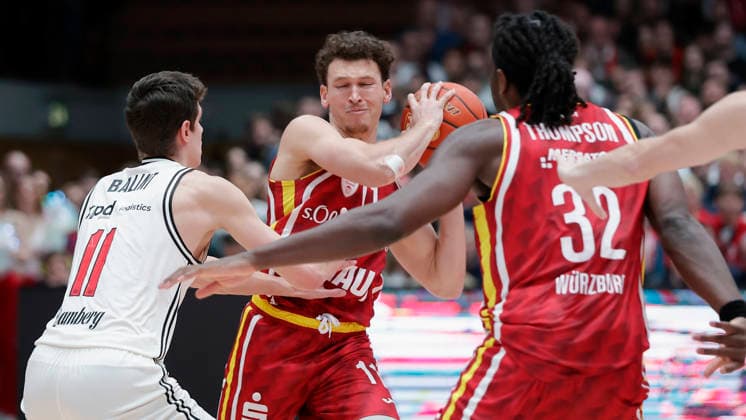 Im Bild: v.li. Richard Balint (Bamberg Baskets, 11), Brae Ivey (Wuerzburg Baskets, 11) am Ball und Charles Thompson (Wuerzburg Baskets, 32) 01.02.2026, Fitness First Wuerzburg Baskets vs. BMA365 Bamberg Baskets, easyCredit BBL, 18. Spieltag, Deutschland, 97072, tectake-Arena Wuerzburg, Copyright: HMBxMedia xJulienxBecker