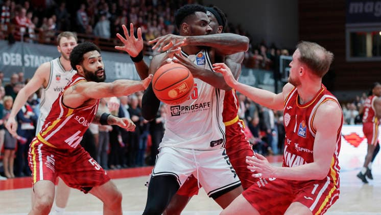 Im Bild: v.li. David Muenkat (Wuerzburg Baskets, 55), Ejiofor Onu (Bamberg Baskets, 35), Charles Thompson (Wuerzburg Baskets, 32) und Lukas Herzog (Wuerzburg Baskets, 1) 01.02.2026, Fitness First Wuerzburg Baskets vs. BMA365 Bamberg Baskets, easyCredit BBL, 18. Spieltag, Deutschland, 97072, tectake-Arena Wuerzburg, Copyright: HMBxMedia xJulienxBecker