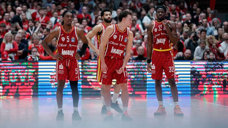Im Bild: v.li. Marcus Carr(Wuerzburg Baskets, 5), David Muenkat (Wuerzburg Baskets, 55), Brae Ivey (Wuerzburg Baskets, 11) und Charles Thompson (Wuerzburg Baskets, 32) 01.02.2026, Fitness First Wuerzburg Baskets vs. BMA365 Bamberg Baskets, easyCredit BBL, 18. Spieltag, Deutschland, 97072, tectake-Arena Wuerzburg, Copyright: HMBxMedia xJulienxBecker