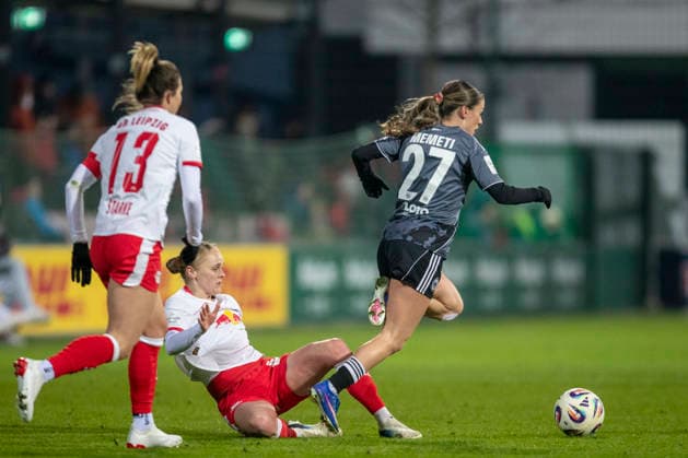 GER, Leipzig, Fußball, Google Pixel Frauen Bundesliga, 16. Spieltag, RB Leipzig vs. Eintracht Frankfurt im Bild v.l.: Victoria Krug (RB Leipzig 20), Ereleta Memeti (Eintracht Frankfurt 27), Zweikampf, 01.02.2025, RB Leipzig Training Akademie Cottaweg Leipzig DFB REGULATIONS PROHIBIT ANY USE OF PHOTOGRAPHS AS IMAGE SEQUENCES AND OR QUASI-VIDEO, Copyright: HMBxMedia PaulxFritz