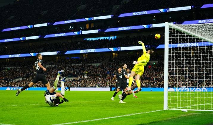 Dominic Solanke of Tottenham Hotspur scores a goal to make it 2-2 Tottenham Hotspur v Manchester City, Premier League, Football, Tottenham Hotspur Stadium, London, UK - 01 Feb 2026London Tottenham Hotspur Stadium United Kingdom EDITORIAL USE ONLY No use with unauthorised audio, video, data, fixture lists, club league logos or live services. Online in-match use limited to 120 images, no video emulation. No use in betting, games or single club league player publications. Copyright: xJavierxGarcia Shutterstockx 16496864an