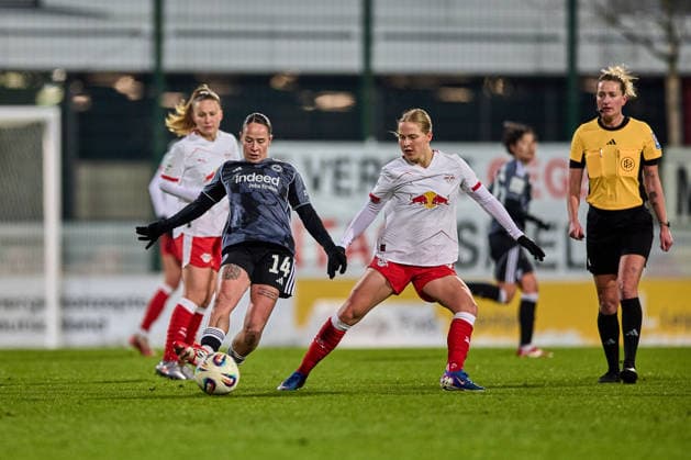 01.02.2026, GER, Frauenfußball, BL, 2025 2026, RB Leipzig - Eintracht Frankfurt Geraldine Reuteler (14, Eintracht Frankfurt, li.), Emilia Asgeirsdottir (8, RB Leipzig), Aktion, Kampf um Ball Leipzig Trainingszentrum der Roten Bulle Sachsen Deutschland