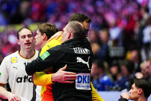Andreas Wolff (Deutschland, 33) wird getroestet DEN, Daenemark vs. Deutschland, Handball, EHF Europameisterschaft 2026, Finale, 01.02.2026 DEN, Daenemark vs. Deutschland, Handball, EHF Europameisterschaft 2026, Finale, 01.02.2026 Herning Copyright: xEibner-Pressefoto MarcelxvonxFehrnx EP_MFN