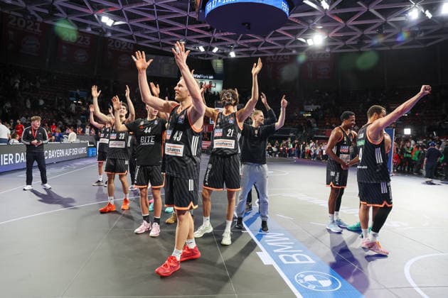 Die Spieler von ratiopharm Ulm bejubeln den Sieg und feiren mit ihren Fans, GER, FC Bayern Basketball vs. ratiopharm Ulm, Basketball, easycredit Basketball Bundesliga, 18. Spieltag, Saison 2025 2026, 01.02.2026, GER, FC Bayern Basketball vs. ratiopharm Ulm, Basketball, easycredit Basketball Bundesliga, 18. Spieltag, Saison 2025 2026, 01.02.2026 Muenchen Copyright: xEibner-Pressefoto JennixMaulx EP_JML