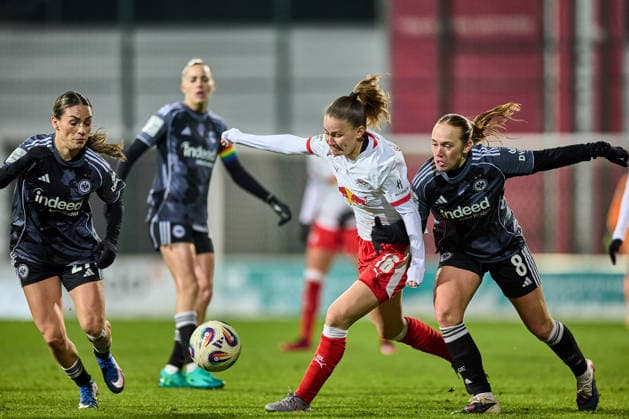 01.02.2026, GER, Frauenfußball, BL, 2025 2026, RB Leipzig - Eintracht Frankfurt Annabel Schasching (16, RB Leipzig, li.), Lisanne Gräwe (8, Eintracht Frankfurt), Aktion, Zweikampf um Ball Leipzig Trainingszentrum der Roten Bulle Sachsen Deutschland