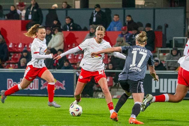 GER, Leipzig, Fußball, Google Pixel Frauen Bundesliga, 16. Spieltag, RB Leipzig vs. Eintracht Frankfurt im Bild v.l.: Marlene Mueller (RB Leipzig 27), Pia-Sophie Wolter (Eintracht Frankfurt 17), Zweikampf, 01.02.2025, RB Leipzig Training Akademie Cottaweg Leipzig DFB REGULATIONS PROHIBIT ANY USE OF PHOTOGRAPHS AS IMAGE SEQUENCES AND OR QUASI-VIDEO, Copyright: HMBxMedia PaulxFritz