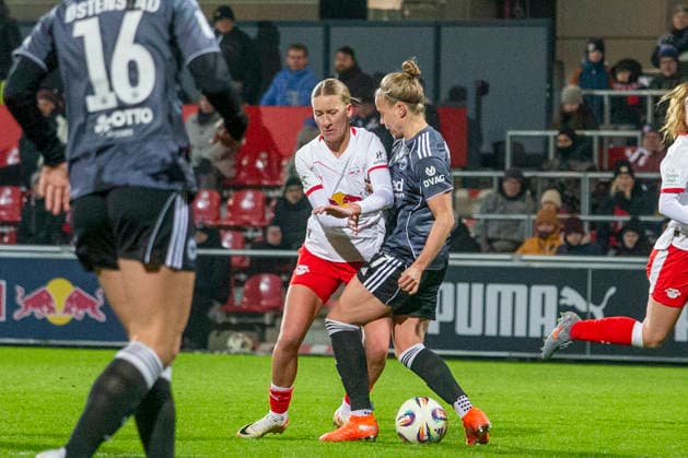 GER, Leipzig, Fußball, Google Pixel Frauen Bundesliga, 16. Spieltag, RB Leipzig vs. Eintracht Frankfurt im Bild v.l.: Marlene Mueller (RB Leipzig 27), Pia-Sophie Wolter (Eintracht Frankfurt 17), Zweikampf, 01.02.2025, RB Leipzig Training Akademie Cottaweg Leipzig DFB REGULATIONS PROHIBIT ANY USE OF PHOTOGRAPHS AS IMAGE SEQUENCES AND OR QUASI-VIDEO, Copyright: HMBxMedia PaulxFritz