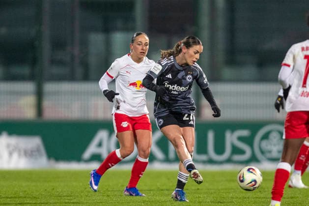 GER, Leipzig, Fußball, Google Pixel Frauen Bundesliga, 16. Spieltag, RB Leipzig vs. Eintracht Frankfurt im Bild v.l.: Gina Chmielinski (RB Leipzig 10), Ereleta Memeti (Eintracht Frankfurt 27), Zweikampf, 01.02.2025, RB Leipzig Training Akademie Cottaweg Leipzig DFB REGULATIONS PROHIBIT ANY USE OF PHOTOGRAPHS AS IMAGE SEQUENCES AND OR QUASI-VIDEO, Copyright: HMBxMedia PaulxFritz