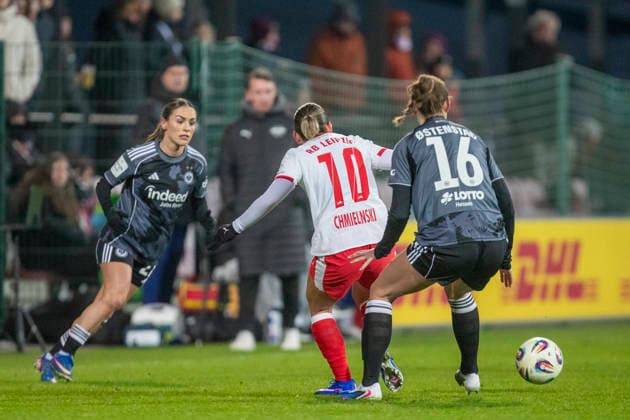 GER, Leipzig, Fußball, Google Pixel Frauen Bundesliga, 16. Spieltag, RB Leipzig vs. Eintracht Frankfurt im Bild v.l.: Gina Chmielinski (RB Leipzig 10),Marthine Ostenstad (Eintracht Frankfurt 16), Zweikampf, 01.02.2025, RB Leipzig Training Akademie Cottaweg Leipzig DFB REGULATIONS PROHIBIT ANY USE OF PHOTOGRAPHS AS IMAGE SEQUENCES AND OR QUASI-VIDEO, Copyright: HMBxMedia PaulxFritz